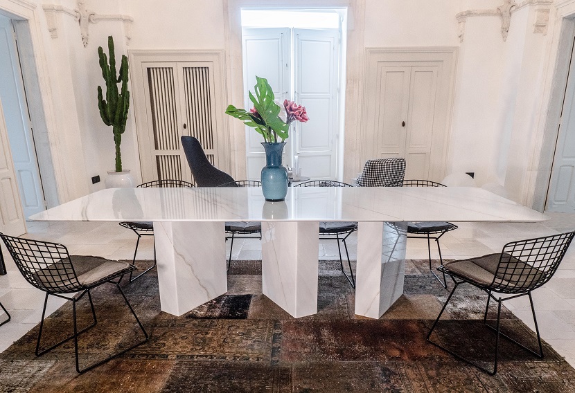 tavolo con top in marmo