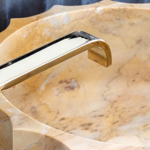 dettagli in marmo beige lavandino di lusso