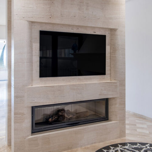 rivestimento camino e parete in marmo beige