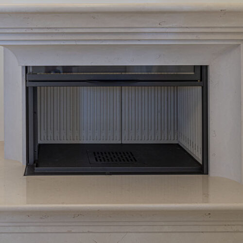 rivestimento moderno camino in marmo beige